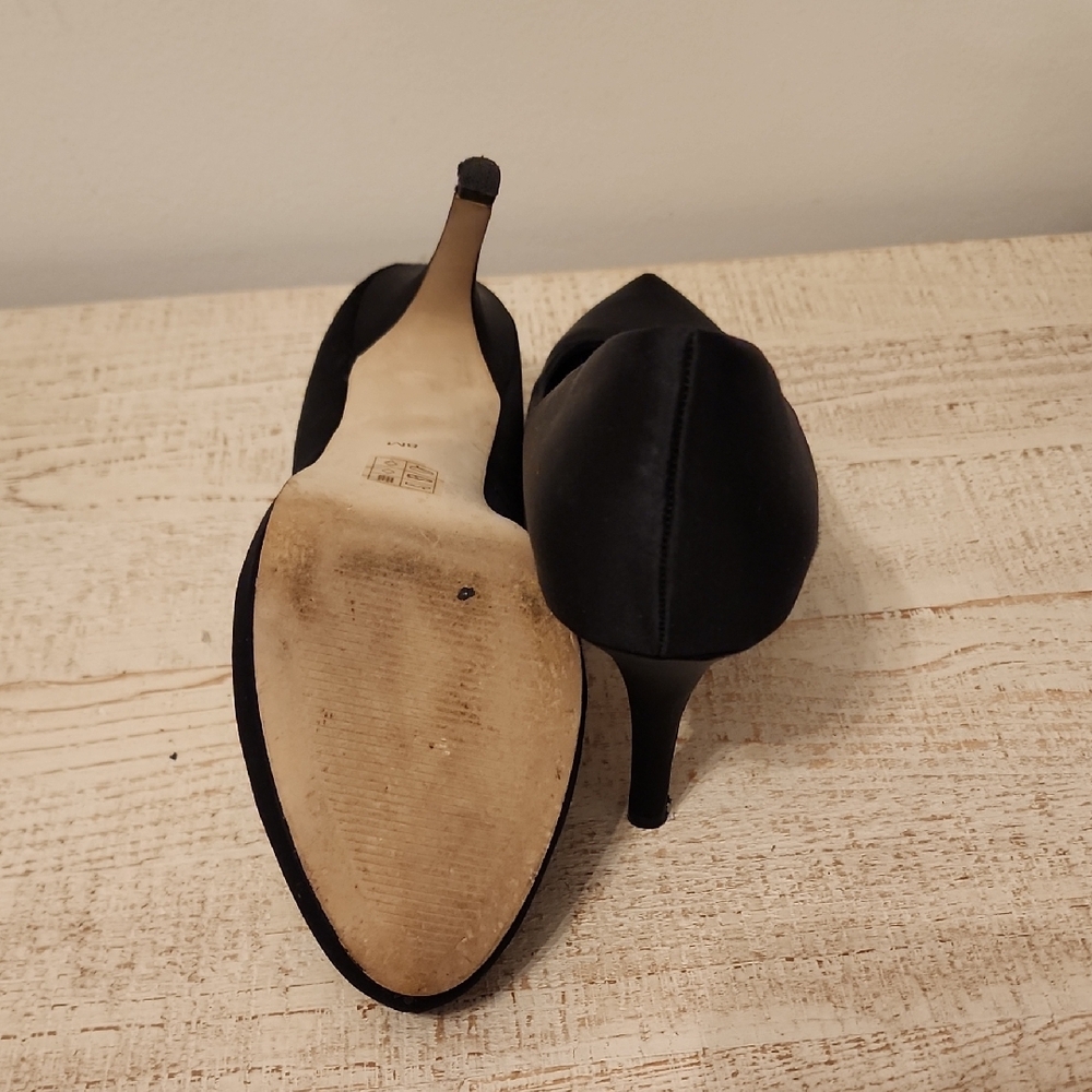 Le Chateau Womens Classic Black Satin Pumps Size 8 - Picture 4 of 5